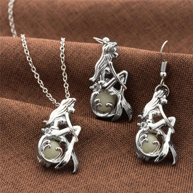 Luminous Glow In The Dark lotus Fluorescent Mermaid Pendant Necklace For Women Jewelry Silver Chain Bohemia Necklace
