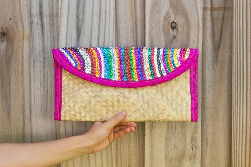 Pochette en paille à rayures sequins avec bordure rose